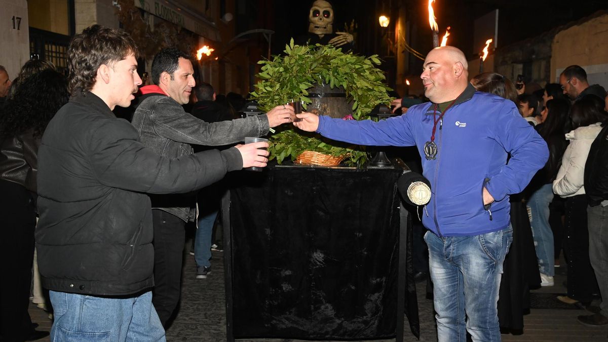 Miles de personas toman León en la noche de Genarín, la procesión más irreverente de la Semana Santa leonesa