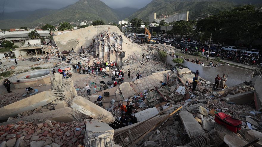 Personas realizan labores de búsqueda en una zona afectada por un terremoto, en La Guaira (Venezuela). EFE/ Ronald Peña R