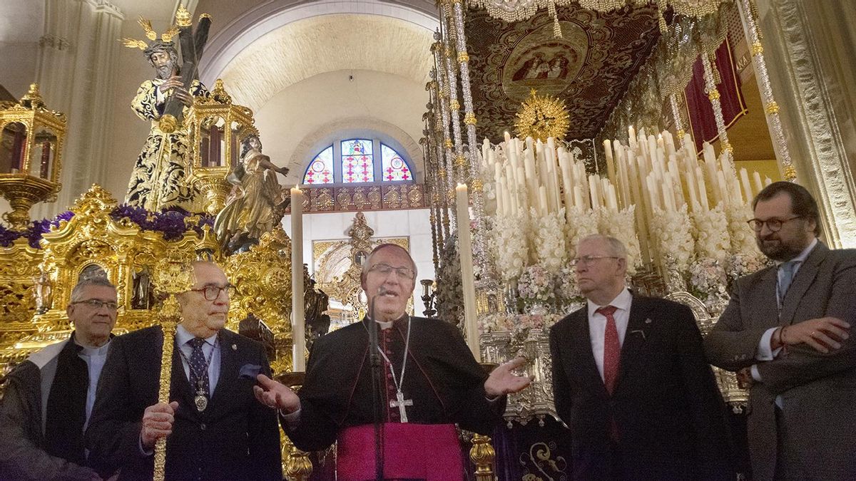 Monseñor Saiz Meneses junto al Hermano Mayor de los Gitanos ofreciendo unas palabras de consuelo a la hermandad por no poder realizar la Estación de Penitencia