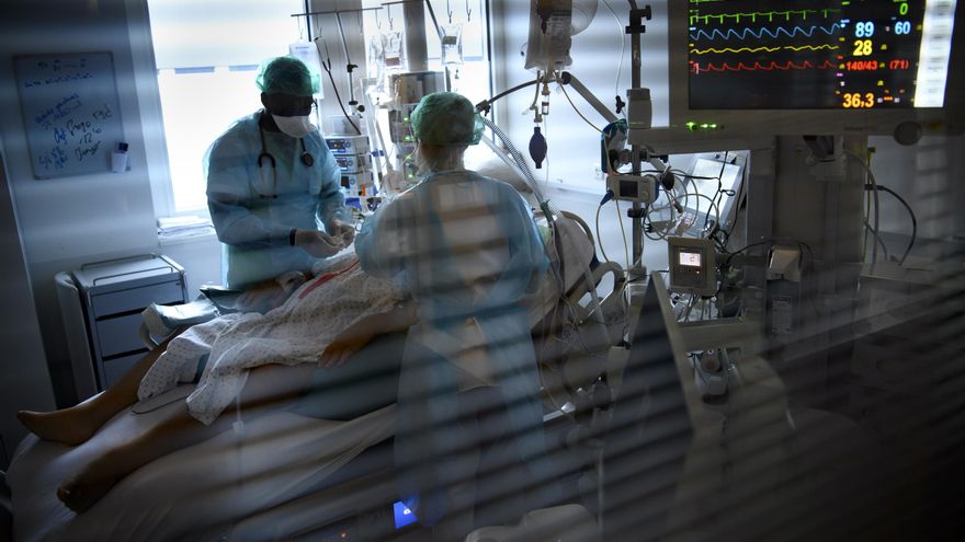 Imagen de archivo de una UCI. EFE/EPA/LAURENT GILLIERON