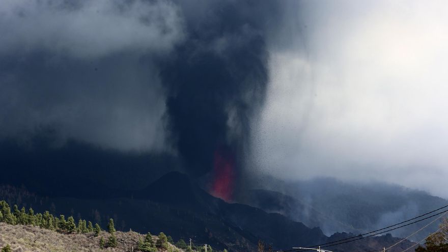 Nueva boca eruptiva en el volcán de La Palma, este sábado. / FOTO: Alejandro Ramos