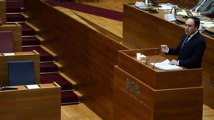 El síndic del grupo popular en las Corts Valencianes y secretario general del PP de la Comunitat Valenciana, Juanfran Pérez Llorca, durante el debate de su investidura como nuevo president de la Generalitat valenciana, en Les Corts Valencianes, a 27 de noviembre de 2025, en Valencia, Comunidad Valenciana (España).