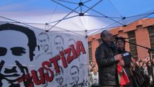 Los padres de Iñigo Cabacas durante un acto de hoimenaje /Efe