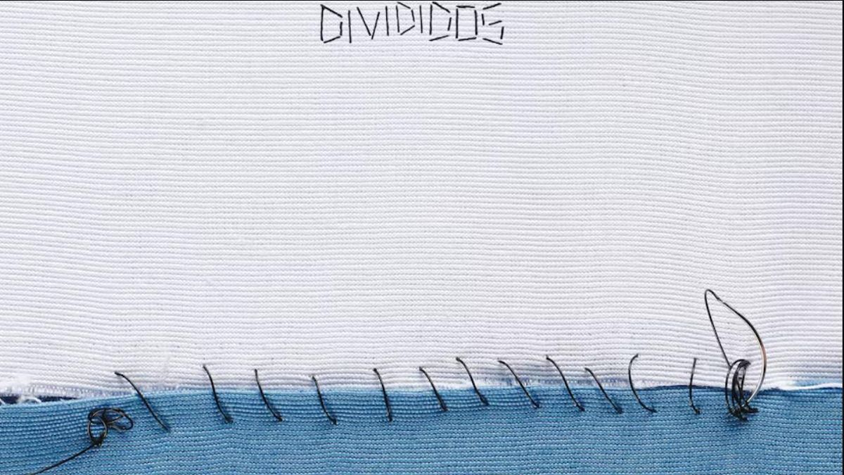 La tapa es una bandera argentina reducida a dos franjas, unidas por una sutura.