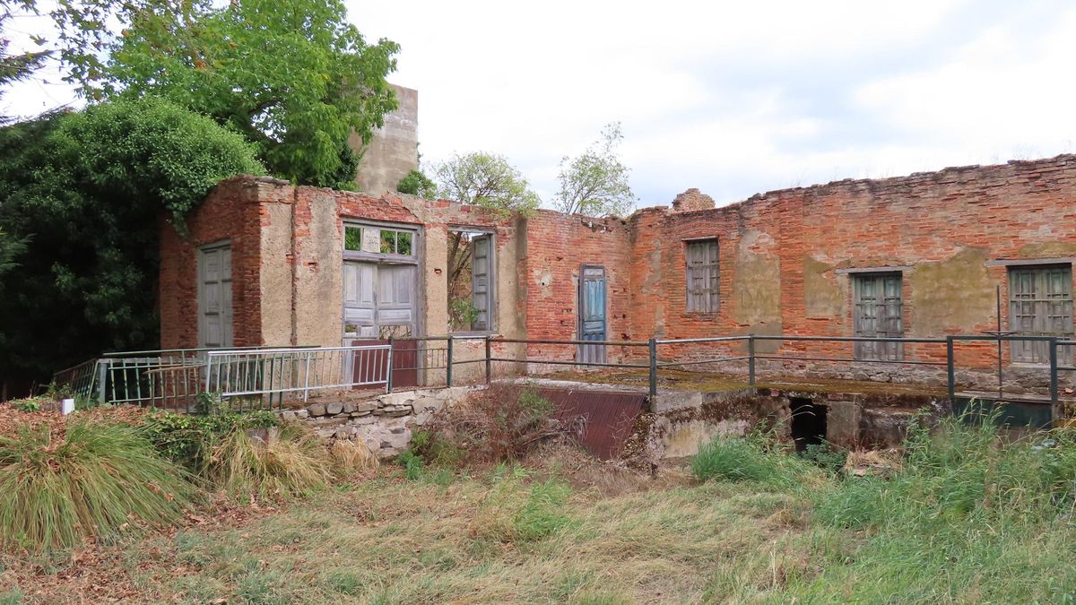 La presa, hoy en día seca, en la antigua fábrica de fundas de paja de Hospital de Órbigo.