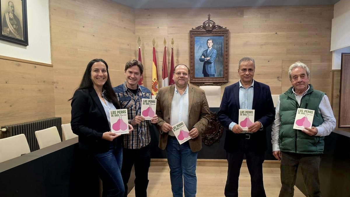 Presentación en La Bañeza de la obra de teatro basada en el cuento de Antonio Pereira 'Las peras de Dios'. 