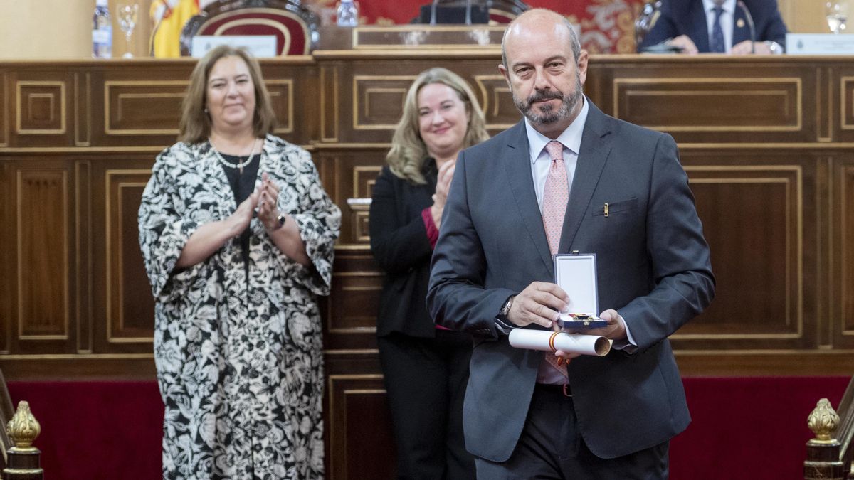 Archivo - El vicesecretario de Coordinación Autonómica y Local del PP, Pedro Rollán, recibe una Medalla de Honor durante el acto 'Por un final del terrorismo sin impunidad', en el Senado, a 18 de abril de 2023, en Madrid (España). Durante el acto, se han