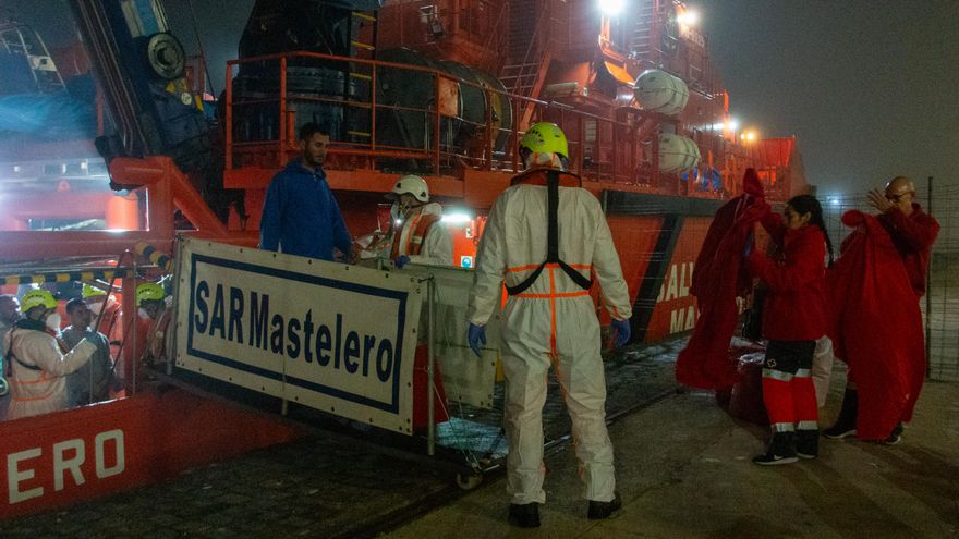 Trasladan a Motril a 46 inmigrantes que estaban en la isla de Alborán