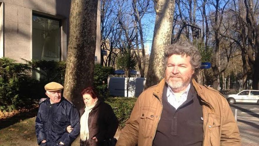 Juantxo López de Uralde, en el paseo de La Senda en Vitoria-Gasteiz.