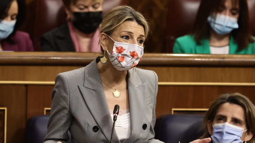La vicepresidenta segunda y ministra de Trabajo y Economía Social, Yolanda Díaz, interviene en una sesión plenaria, en el Congreso de los Diputados, a 23 de febrero de 2022, en Madrid (España).