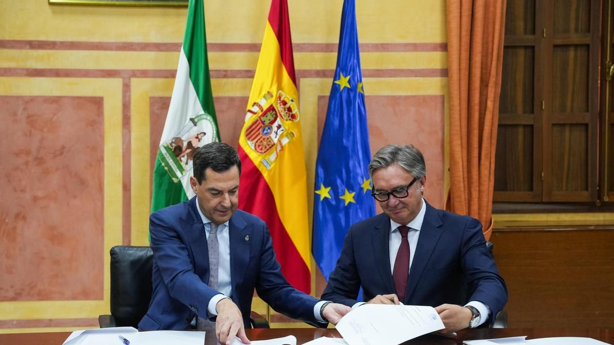 Archivo - El presidente de la Junta de Andalucía y del PP-A, Juanma Moreno (i), junto al líder de Vox en Andalucía, Manuel Gavira (d), suscriben el 'Acuerdo de Gobierno y Estabilidad para Andalucía’. (Foto de archivo).
