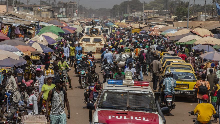 Archivo - Patrulla conjunta de la MINUSCA y las fuerzas de seguridad centroafricanas en el barrio PK5 en Bangui