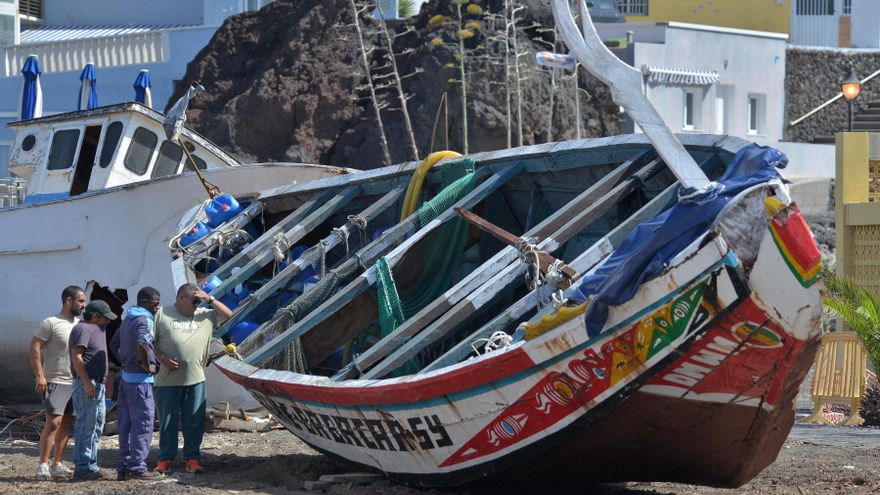 El cadáver de un migrante que pasó horas inadvertido en el fondo de un cayuco en El Hierro