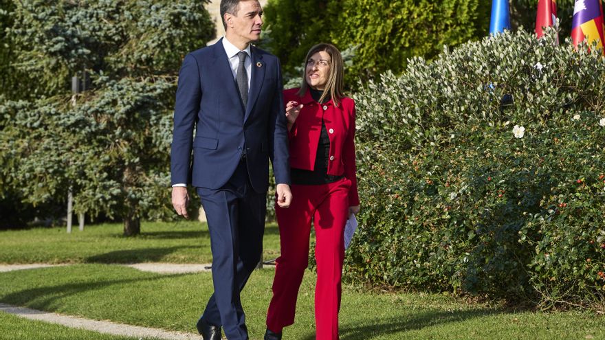Archivo - El presidente del Gobierno, Pedro Sánchez, y la presidenta del Gobierno de Cantabria, María José Sáenz de Buruaga, durante la XXVII Conferencia de Presidentes celebrada en Santander