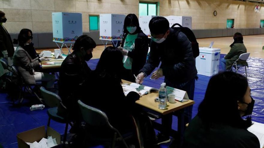 Corea del Sur, uno de los países que mejor ha controlado el coronavirus, celebró elecciones en abril. Uno de los métodos de protección empleados fue repartir a los votantes a lo largo de varios días. 