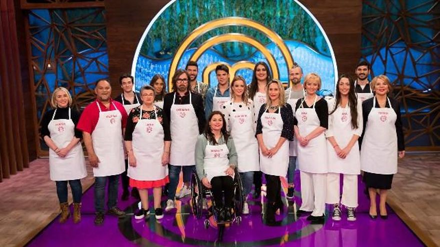 Los participantes de la octava edición de MasterChef de Televisión Española en foto oficial.