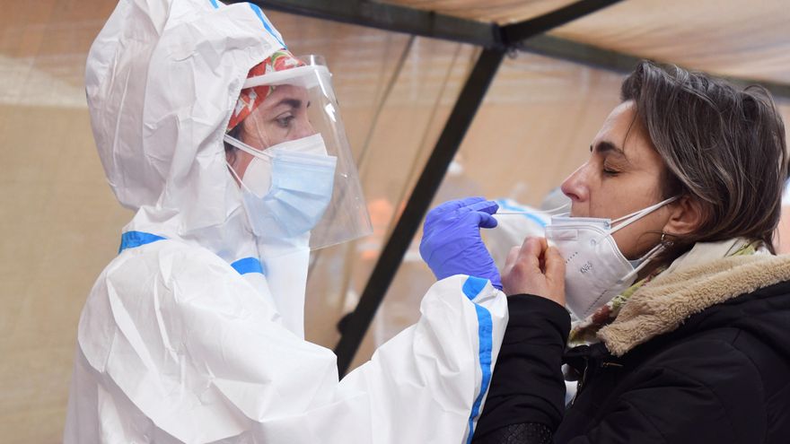 Miles de personas acudieron al cribado masivo de PCR por la Covid-19 en el Pabellón de La Torre del barrio de La Palomera en León, este sábado para detectar contagios. EFE/J.Casares