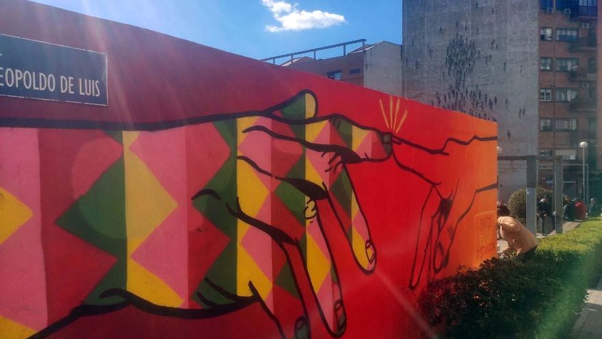 Mural de El Rey de la Ruina, artista español vinculado a Tetuán. Al fondo, la reconocible medianera de Suso 33