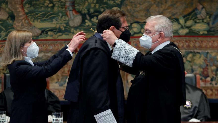 Arnaldo toma posesión en el Constitucional entre advertencias del presidente para "dar ejemplo"
