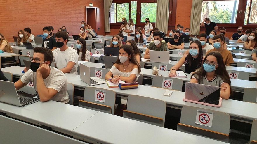 Alumnos de la Universitat de València durante el primer día de curso de la era COVID.