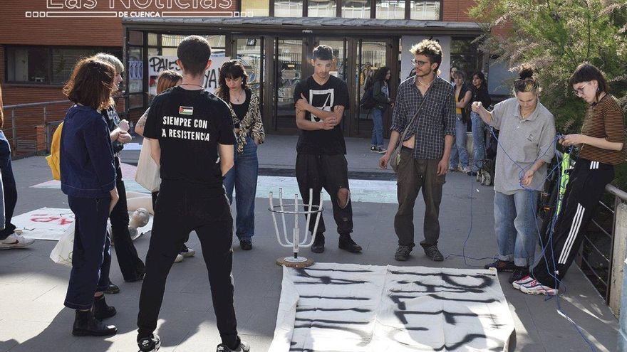 Los estudiantes preparan una acampada en el campus de Cuenca en apoyo al pueblo palestino el próximo 22 de mayo