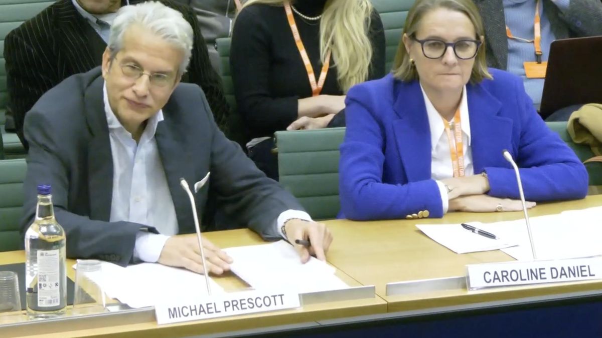 Los ex asesores de la BBC, Michael Prescott y Caroline Daniel, este lunes en la Cámara de los Comunes.