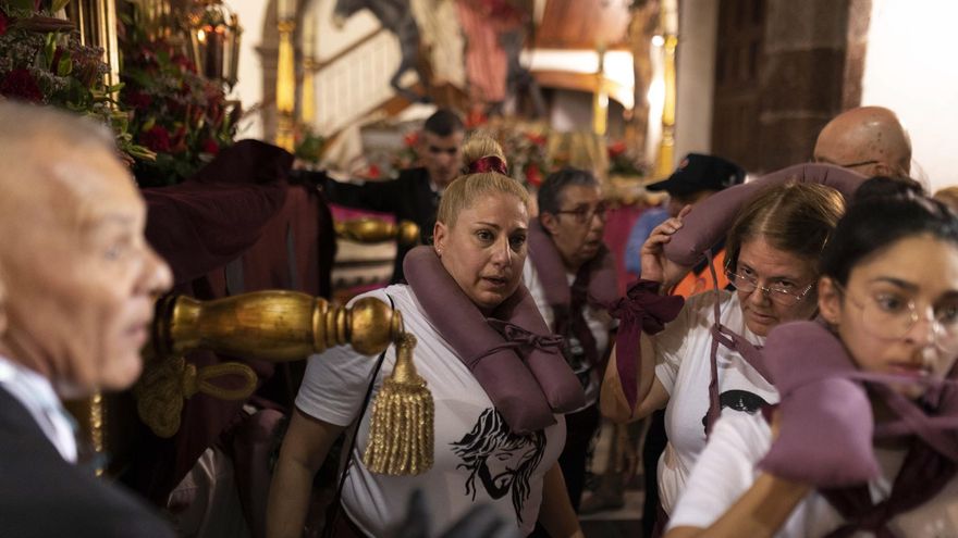 Las costaleras de la Cofradía de la Macarena y el Jesús Cautivo a su llegada a la Iglesia de San Francisco, donde salen a descansar una vez completada la mitad del recorrido de la procesión