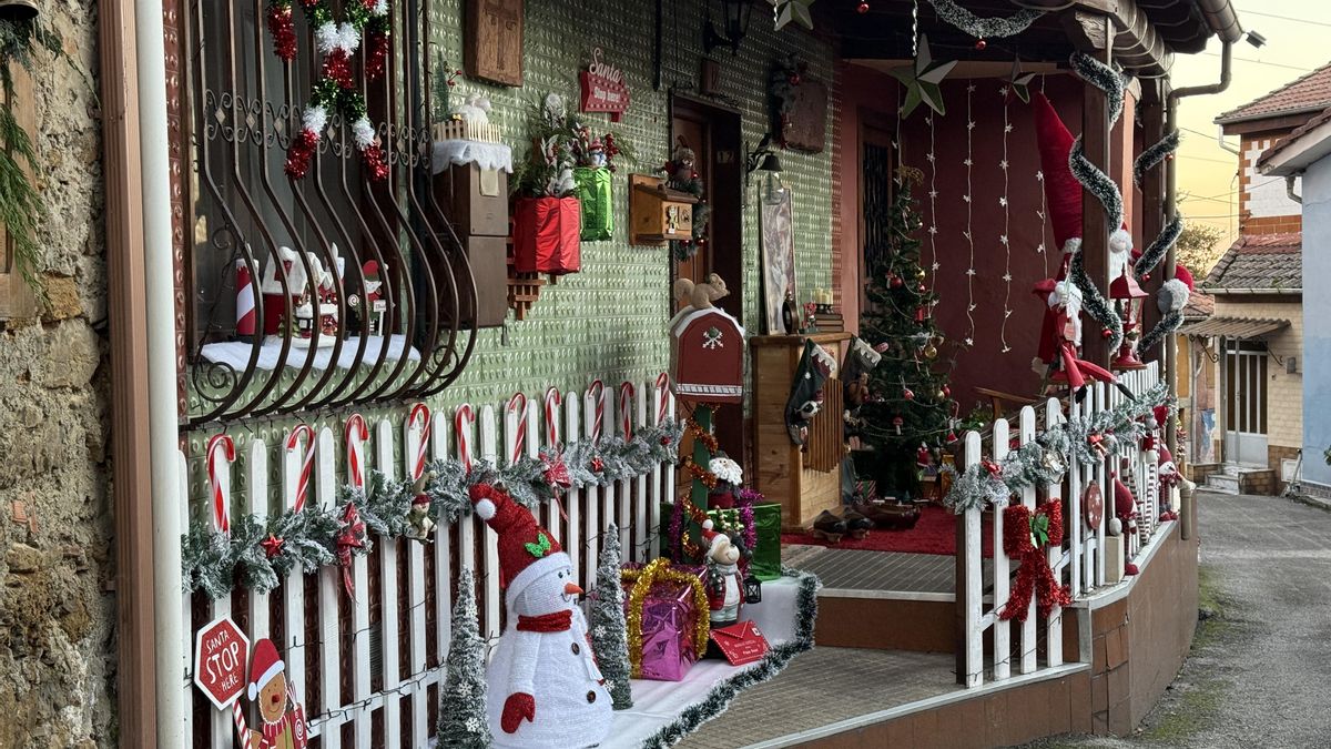 크리스마스를 맞아 여성들이 장식한 마을의 거리 중 하나입니다.