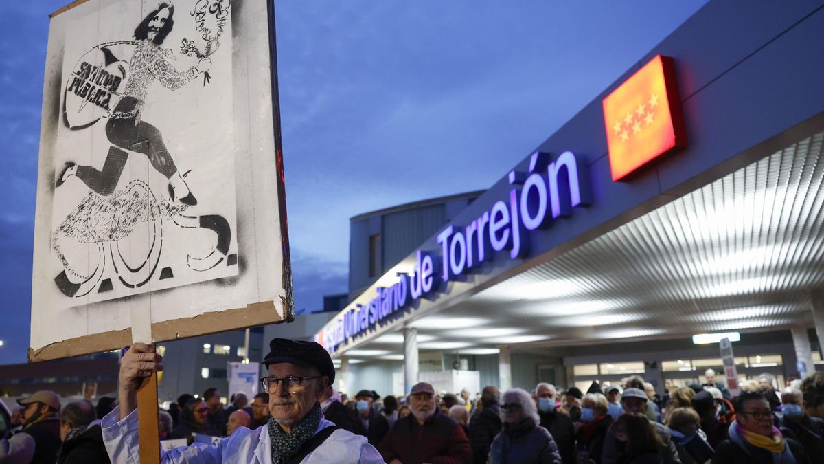 Dozens of people, last Friday, at the rally called at the Torrejón University Hospital to request the reversion of the center to public management, after the controversy over the recordings of the CEO of the management company, Grupo Ribera, in which he asked to increase waiting lists for greater economic return.