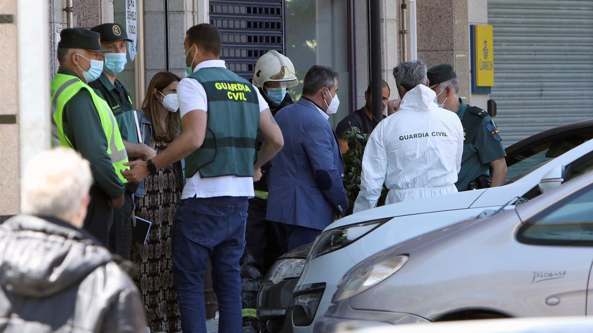 Agentes de la Guardia Civil, en el lugar del incendio.