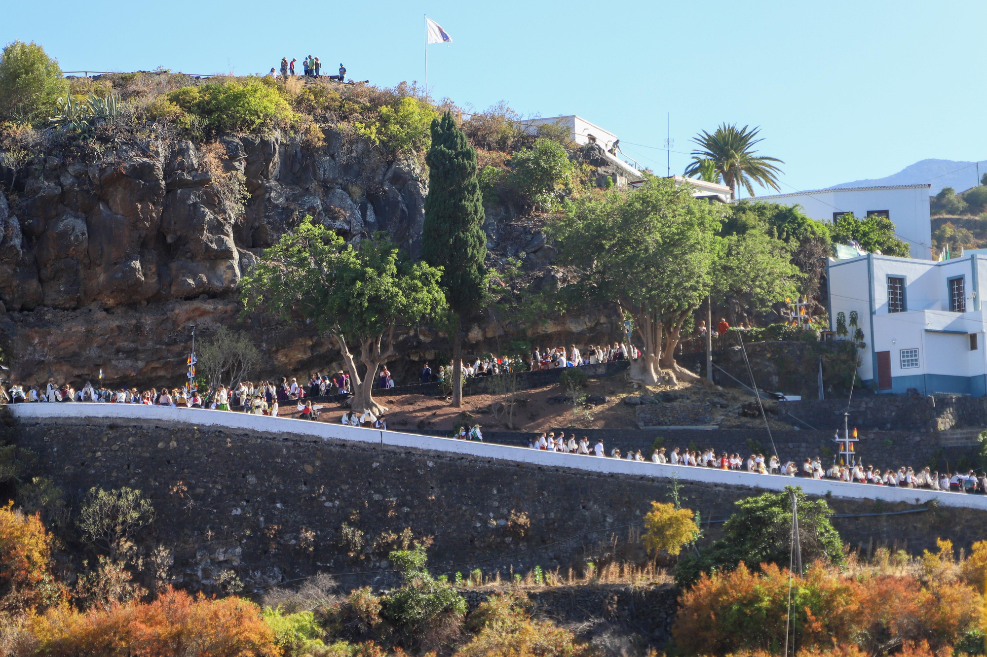 Bajada de las piezas del trono de la Virgen de las Nieves. LUIS G.MORERA/EFE
