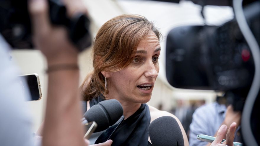La ministra de Sanidad, Mónica García, atiende a los medios de comunicación tras una sesión de control al Gobierno en el Senado, a 10 de junio de 2025, en Madrid (España).