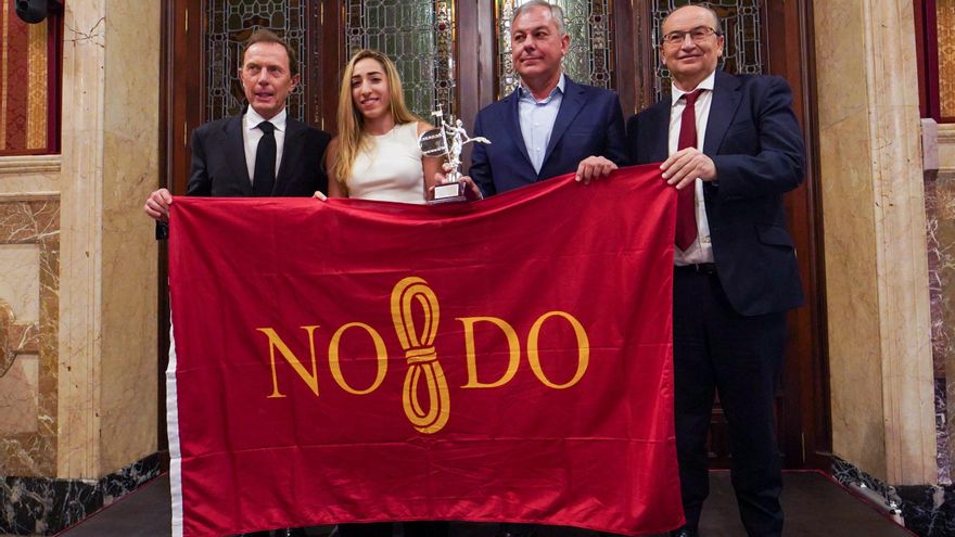 Sevilla homenajea a la futbolista Olga Carmona con la medalla de oro de la ciudad y bautizando un centro deportivo