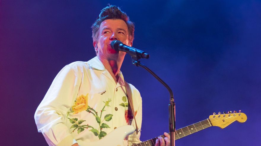 Rick Astley derrochó humor y alegría ante sus fans