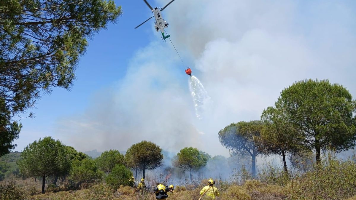 Un incendio cerca de un camping de Lepe obliga a desalojar a