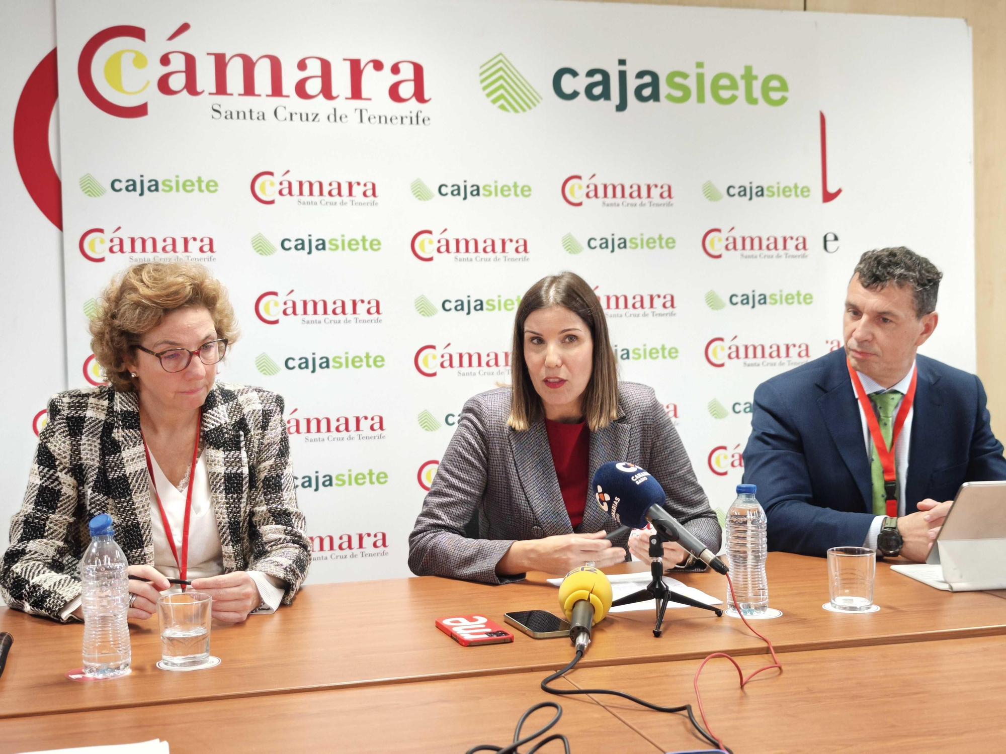 La vicepresidenta de la Cámara Oficial de Comercio, Industria, Servicios y Navegación de Santa Cruz de Tenerife, Victoria González, junto al director general de Cajasiete, Luis Alberto Díaz, y la directora general de la Cámara, Lola Pérez.