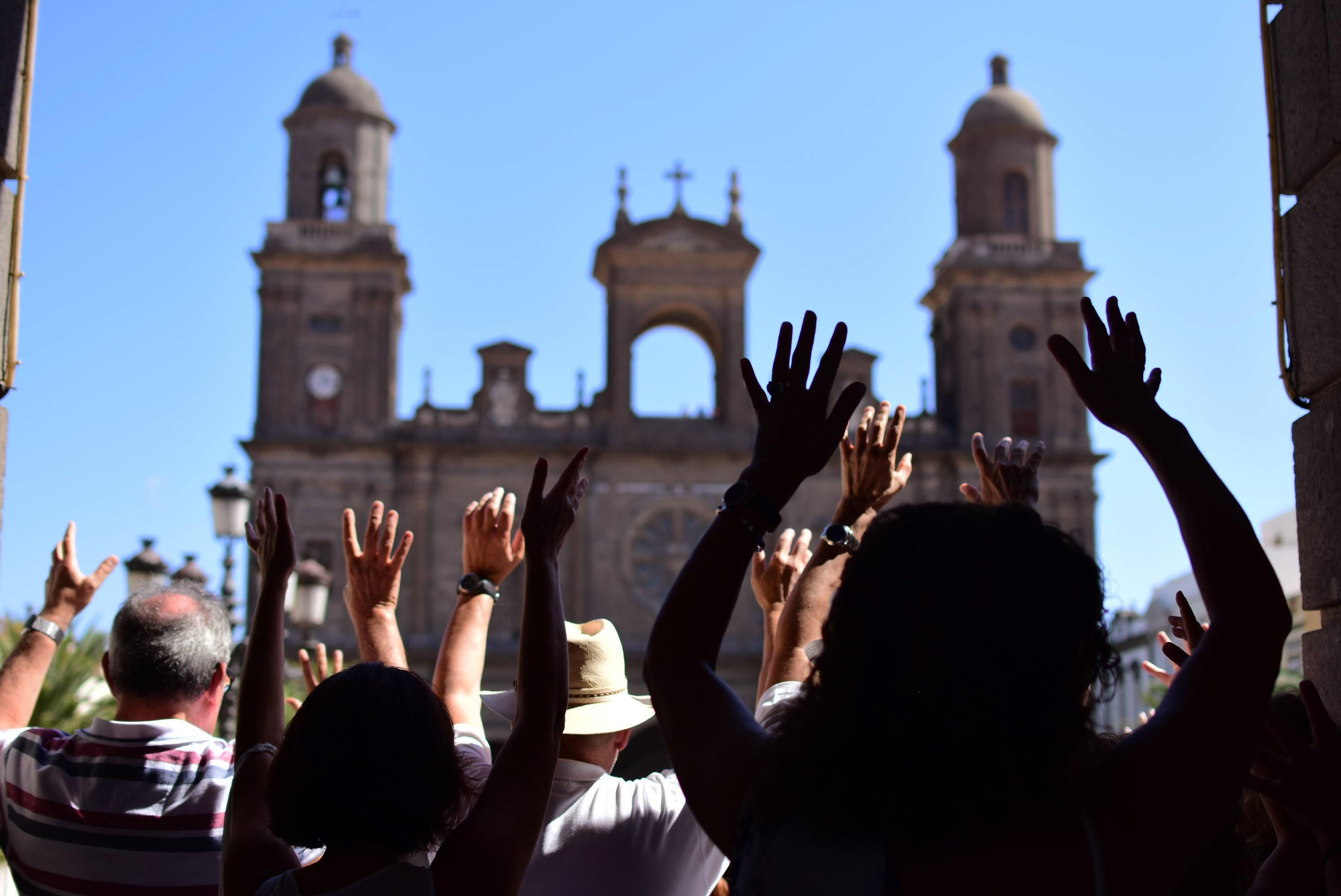 Asistentes a las concentración en Las Palmas de Gran Canaria para reclamar diálogo con Catalunya. (Sabina ortega).