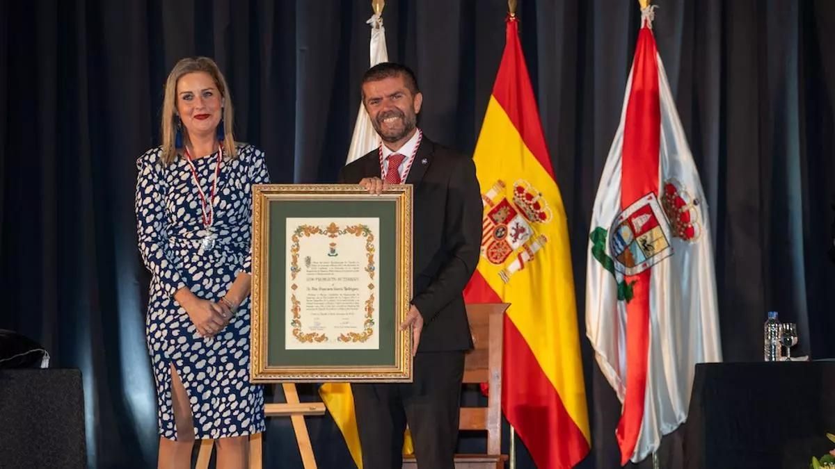 Yaiza Cáceres, alcaldesa de Tijarafe, y Francisco García,  rector de la Universidad de La Laguna.