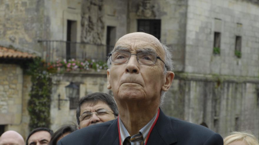 El escritor José Saramago, en Santillana del Mar.
