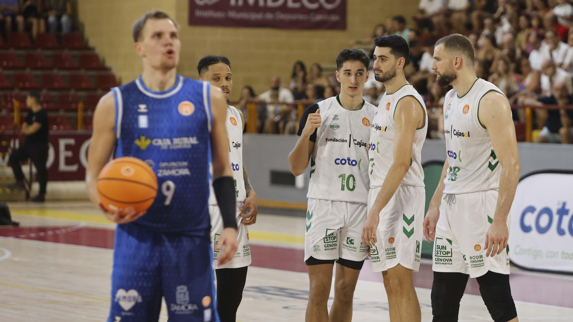 El estreno del Cajasol Coto Córdoba en Primera FEB, en imágenes