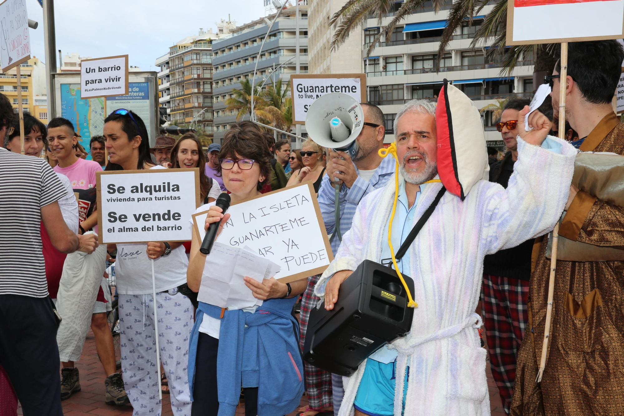 Marcha en Las Canteras para protestar por la turistificación
