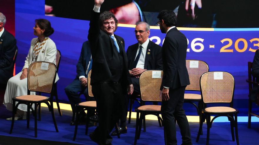 El presidente argentino Javier Milei asiste a la ceremonia de investidura del nuevo presidente Abelardo de la Espriella.