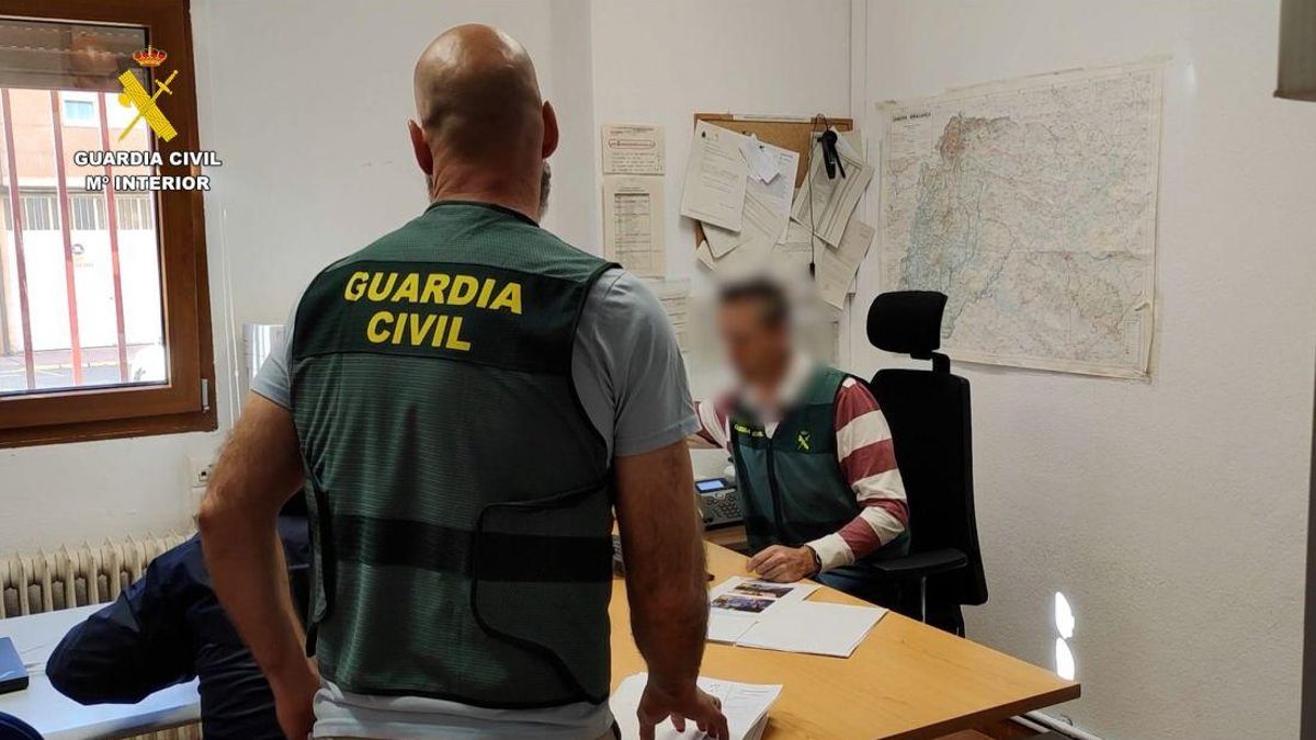 Uno de los dos detenidos por la Guardia Civil.