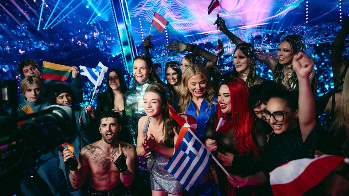 Los finalistas de la segunda semifinal de Eurovisión, incluida Yuval Raphael, celebran su pase