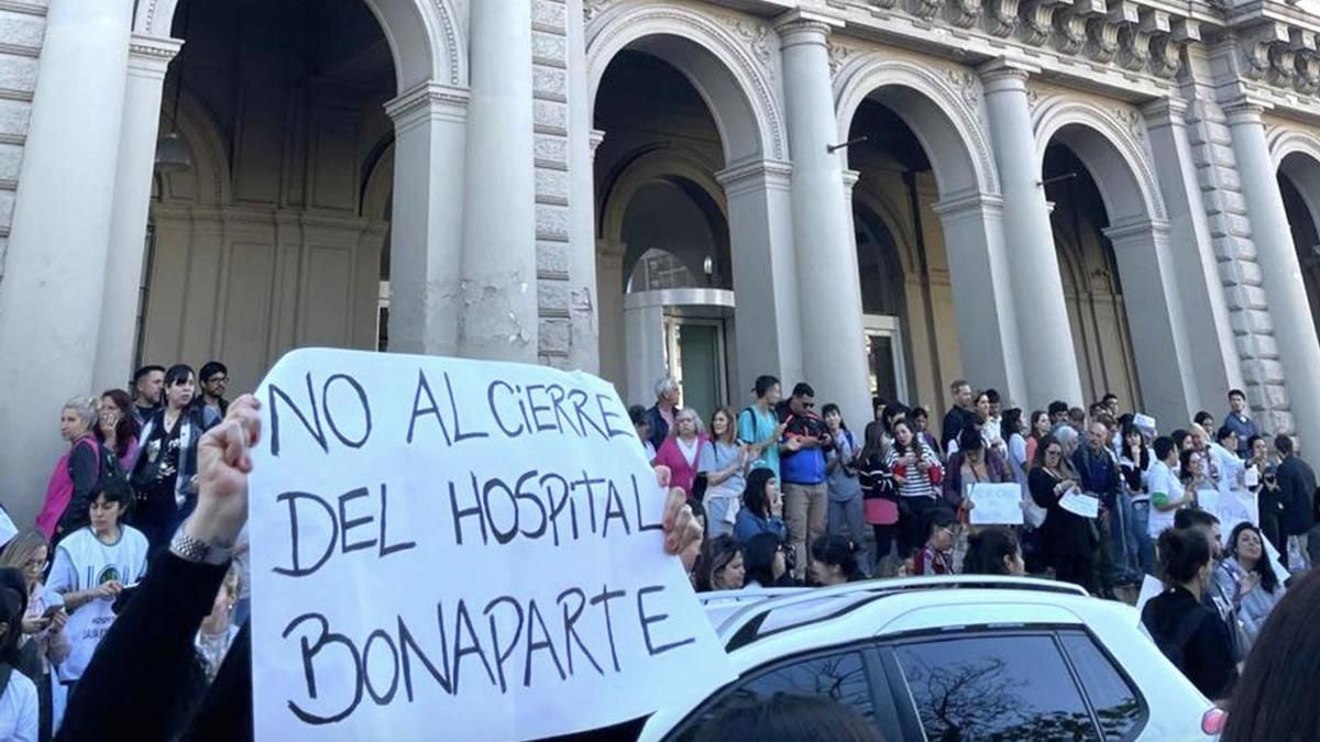 Tras desfinanciar la salud, el Gobierno concreta el cobro a extranjeros no residentes en los hospitales nacionales