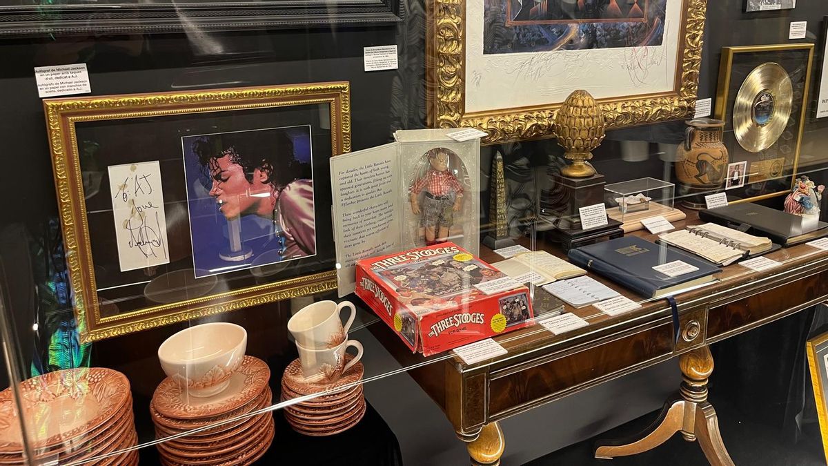Parte de la colección de objetos auténticos de Michael Jackson en la Casa dels Àngels en Castellserà (Lleida)