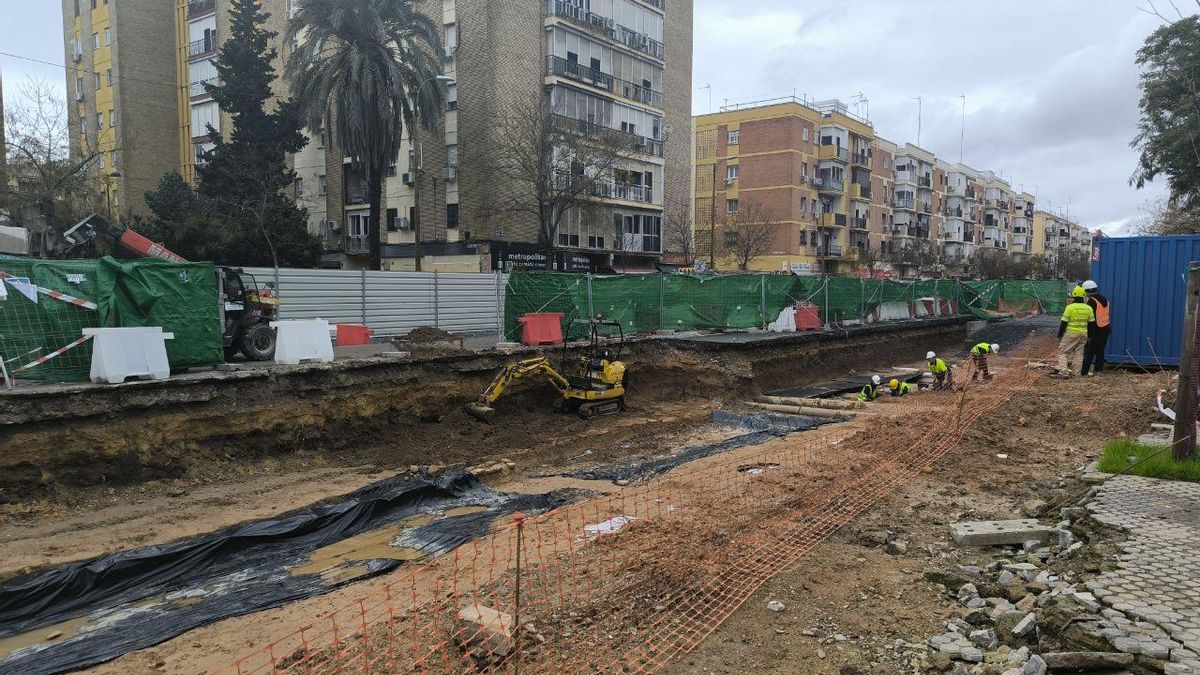 Recinto excavado en el que se encuentra la necrópolis andalusí, descubierta durante las obras de la línea 3 del metro de Sevilla.