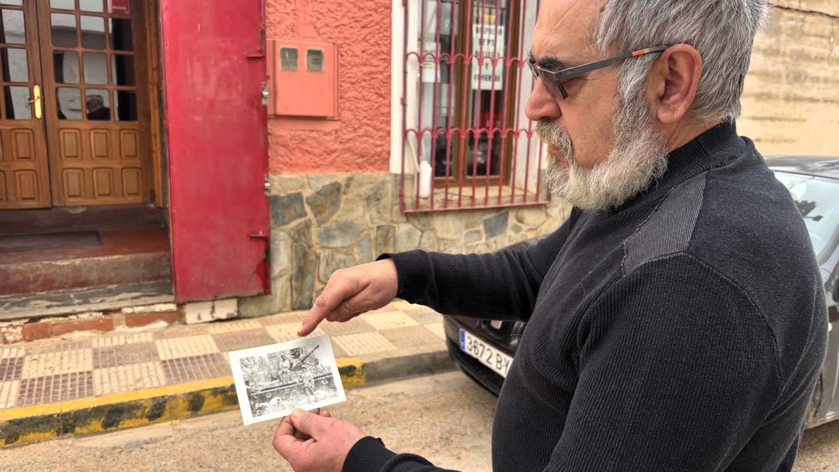 Fernando Cambronero muestra la foto de su tío en la Guerra Civil