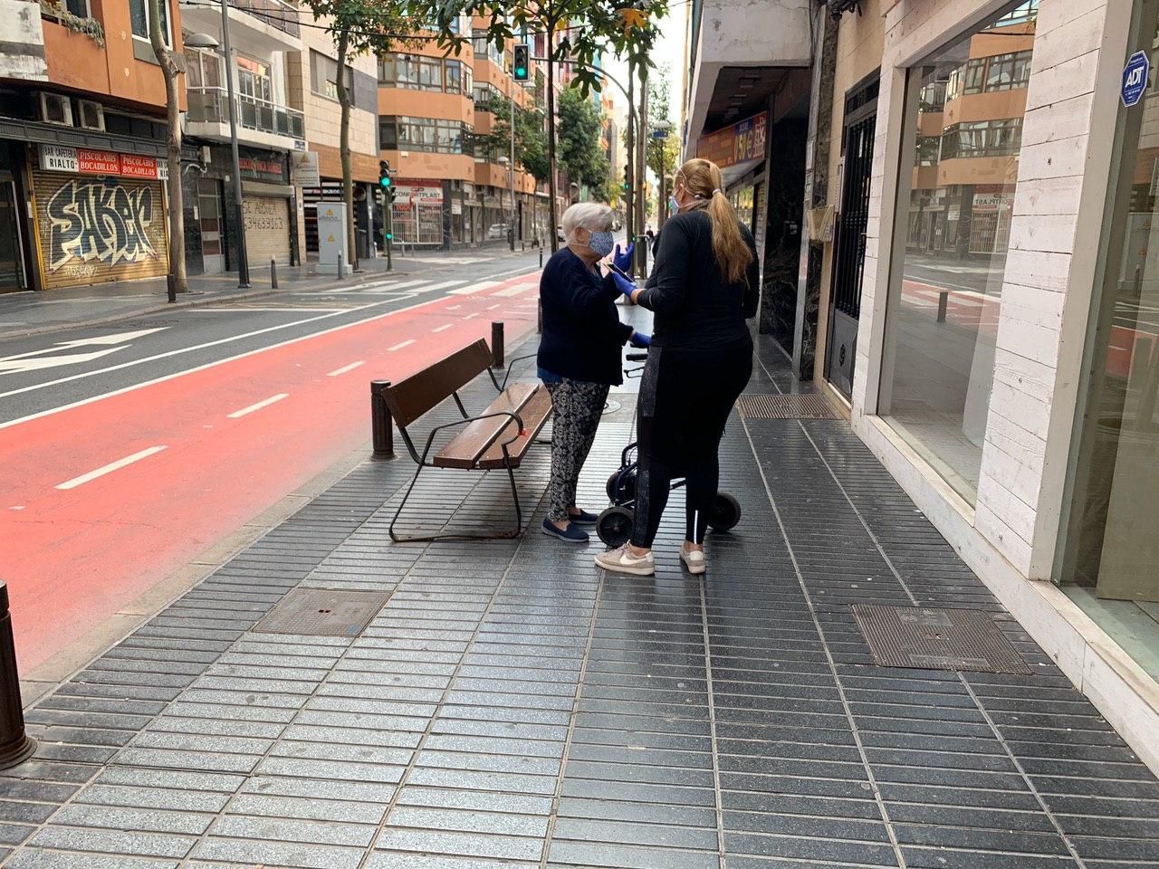 Los mayores salen a la calle en el primer día de alivio del confinamiento en Las Palmas de Gran Canaria.