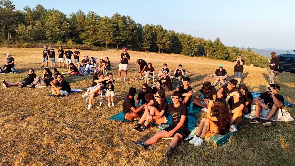 Los vecinos de Navamuel, en Valderredible, se han movilizado para vivir plenamente la experiencia del eclipse y han tenido la suerte de poder contemplar el fenómeno en su totalidad.